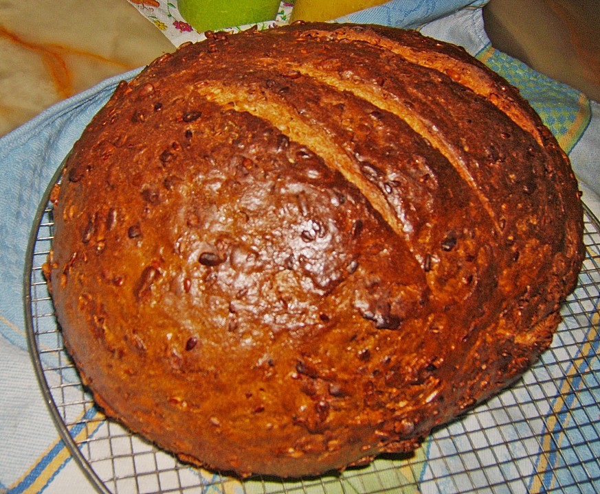 Buttermilchbrot Mit Weizenvollkornmehl Und Sonnenblumenkernen Von ...