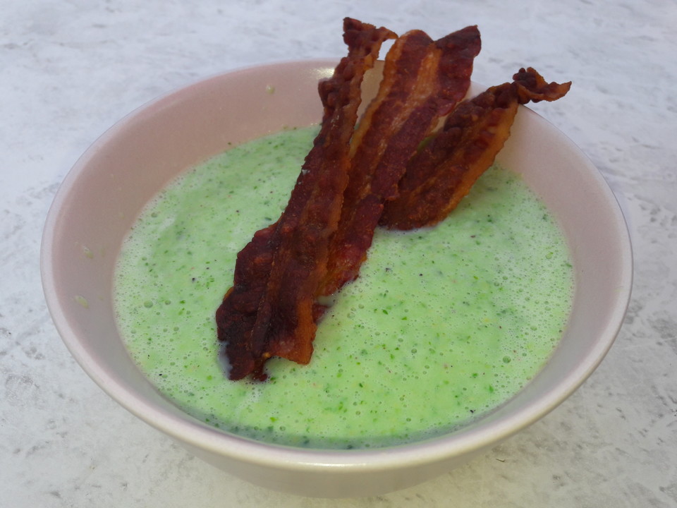 Kalte Gurken-Avocado-Suppe aus dem Mixer mit Chorizo und Bacon von ...