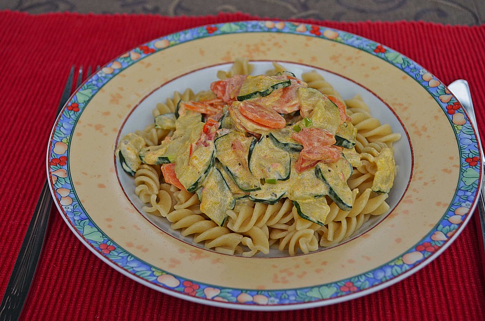 Zucchini-Möhren-Nudeln mit einer cremigen Sauce von Saya1981 | Chefkoch.de