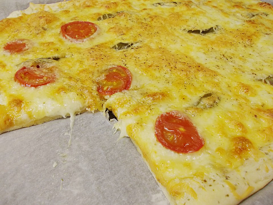Pizza mit Mozzarella, Salbei, Bärlauch und Tomaten von badegast1 ...