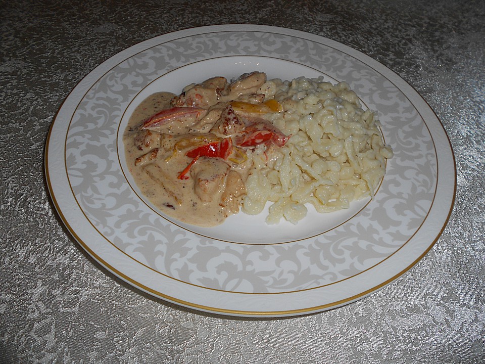 Hähnchengeschnetzeltes mit Paprika-Sahne-Sauce und Butterspätzle von ...