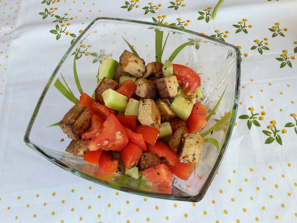 Salat aus rohem Gemüse mit gebratenem Mandel-Nuss-Tofu von Lady_Cuisine ...