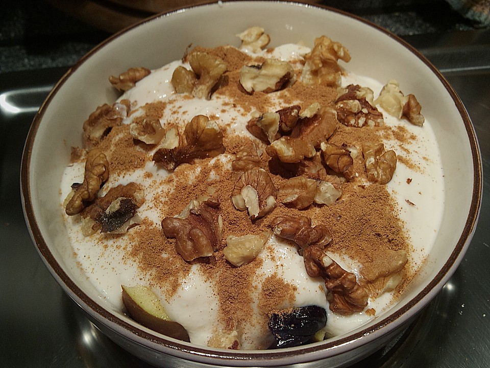 Apfel-Pflaumen-Frühstück mit Zimtjoghurt und Walnüssen von gloryous ...