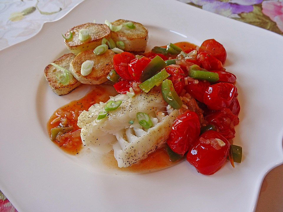 Fischfilet &amp;#39;Mediterran&amp;#39; mit Kartoffeln, Tomaten, Olivenöl und Knoblauch ...