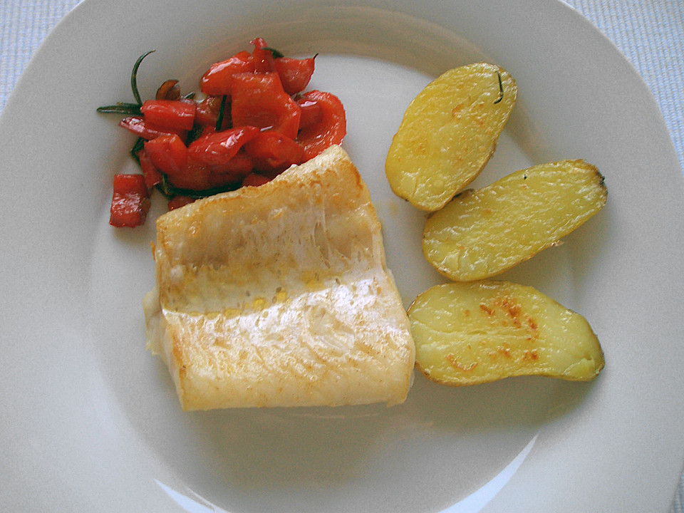 Fischfilet &amp;#39;Mediterran&amp;#39; mit Kartoffeln, Tomaten, Olivenöl und Knoblauch ...