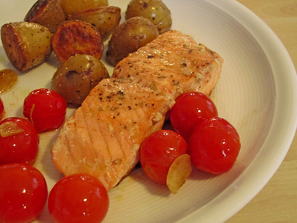 Fischfilet &amp;#39;Mediterran&amp;#39; mit Kartoffeln, Tomaten, Olivenöl und Knoblauch ...