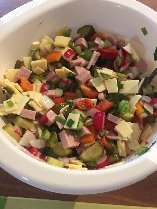 Wurst-Käse-Salat mit Radieschen von bärenmama | Chefkoch.de