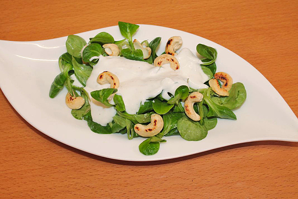 Feldsalat mit Essig–Schmanddressing und gerösteten Cashewkernen von ...