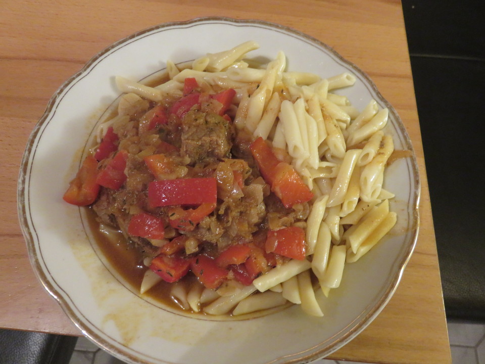 Gulasch von Rind und Schwein mit Paprikagemüse und Nudeln von ...