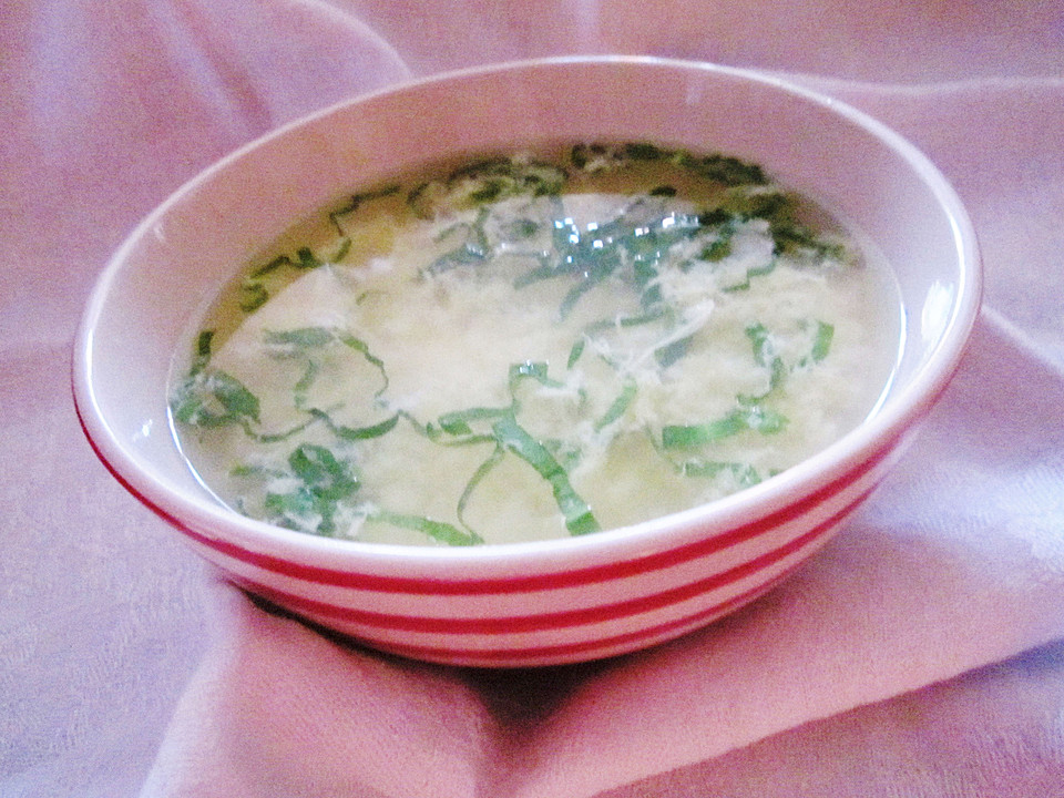 Klare Spargelsuppe mit Eierblumen und frischen Kräutern von Monika ...