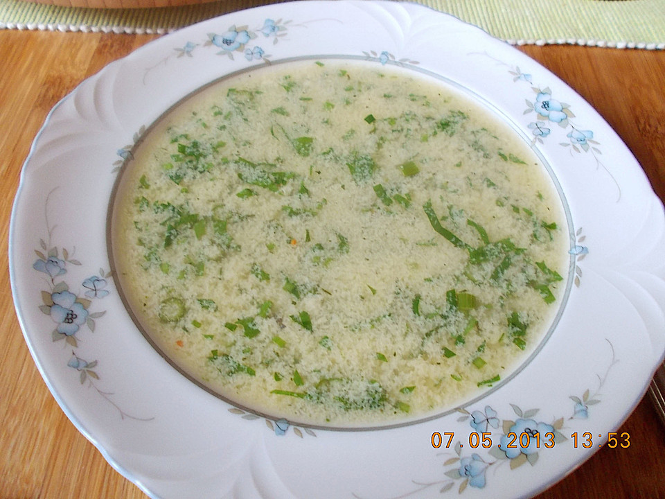 Klare Spargelsuppe mit Eierblumen und frischen Kräutern von Monika ...