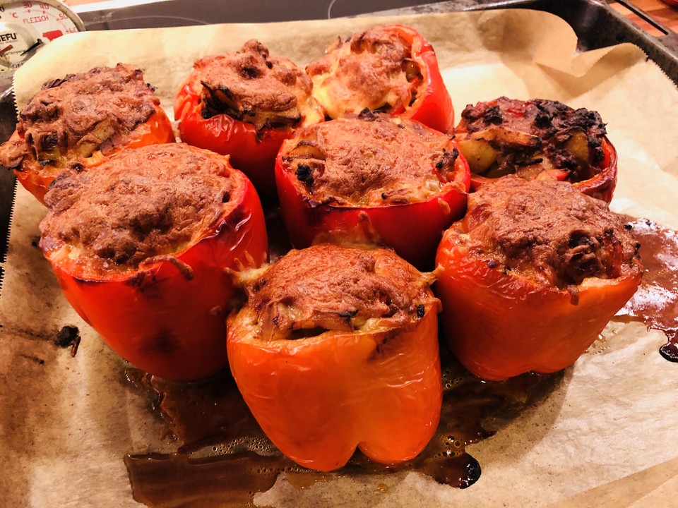 Gefüllte Paprika mit angebratenem Hackfleisch und Kartoffeln überbacken ...