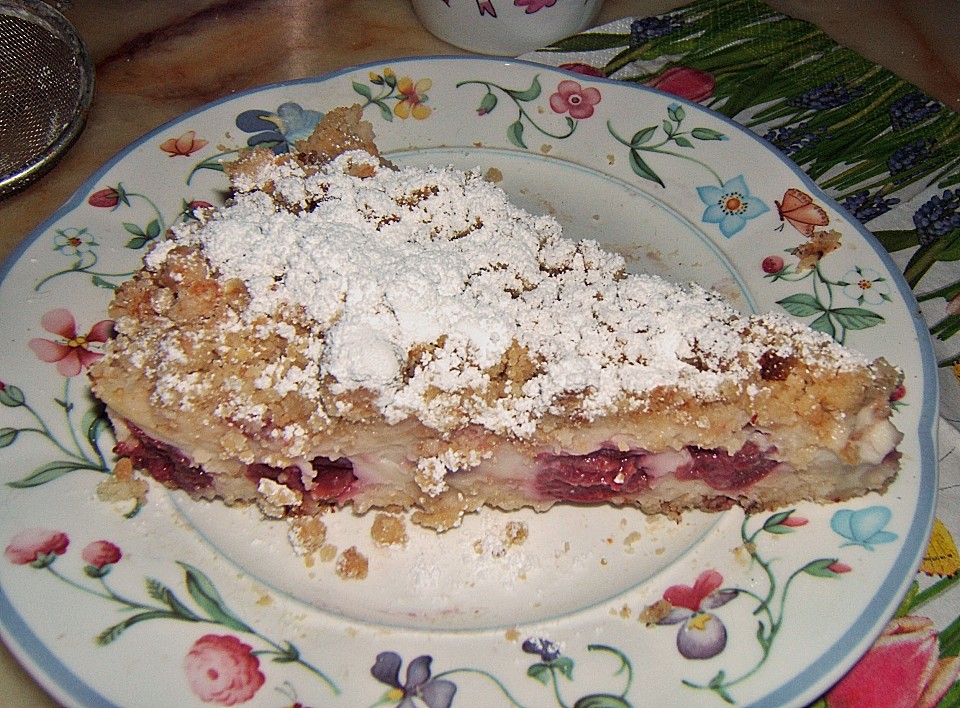 Flowers Kirsch-Crumble mit Vanillecreme und Knusperstreuseln von ...
