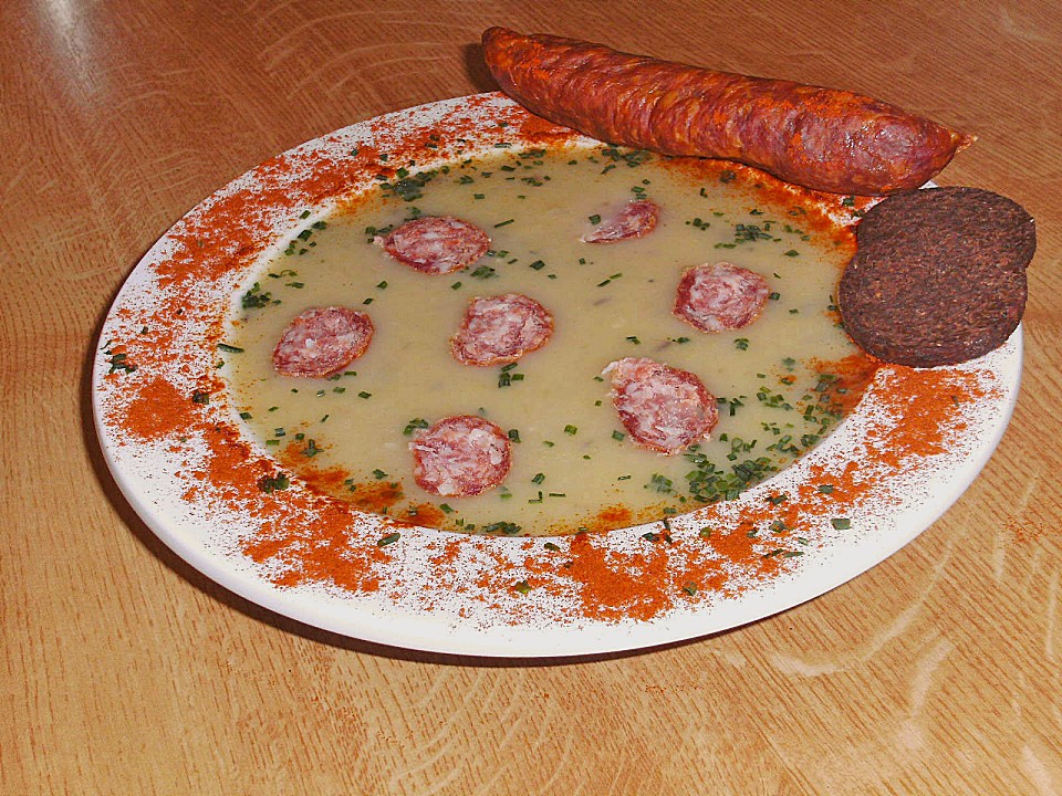 Deftige Kartoffelsuppe mit geräucherten Mettwürstchen oder Cabanossi ...