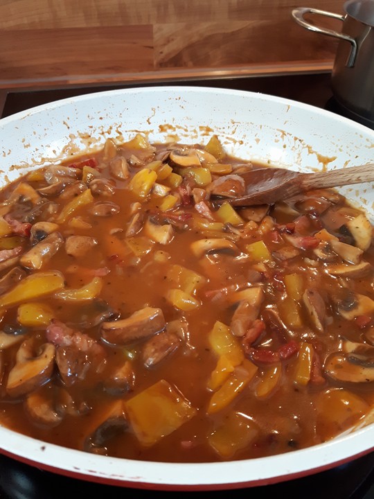 Jägersauce mit Paprika von PimpernelleZwiebelhaut | Chefkoch.de