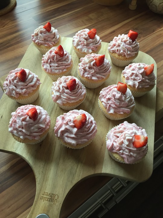 Erdbeer-Cupcakes mit Erdbeer-Mascarpone Frosting von fichtlbibo ...