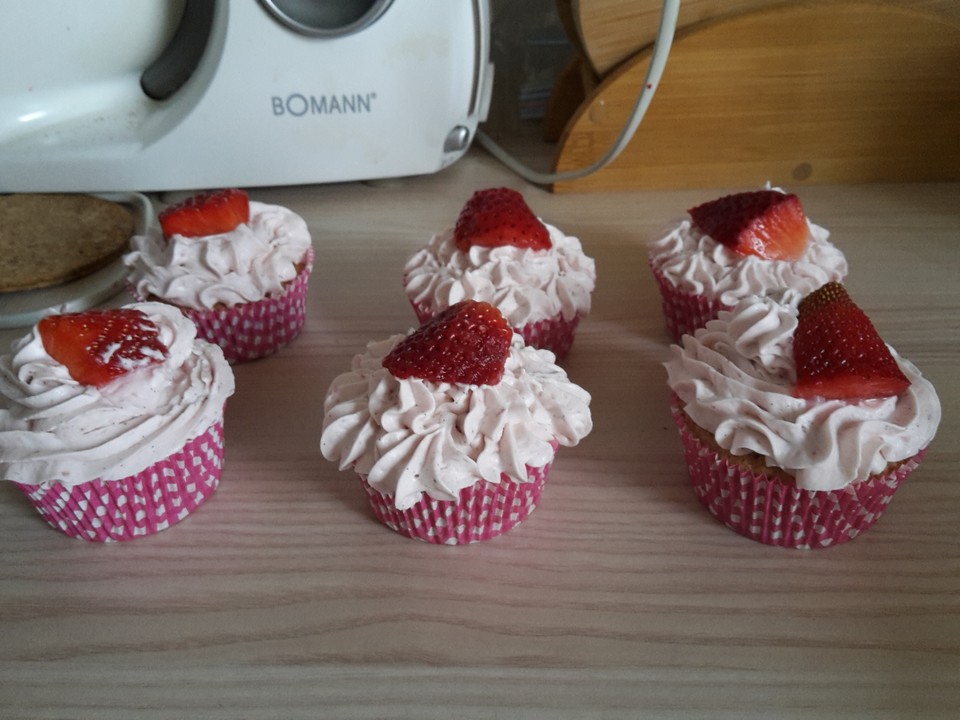 Erdbeer-Cupcakes mit Erdbeer-Mascarpone Frosting von fichtlbibo ...