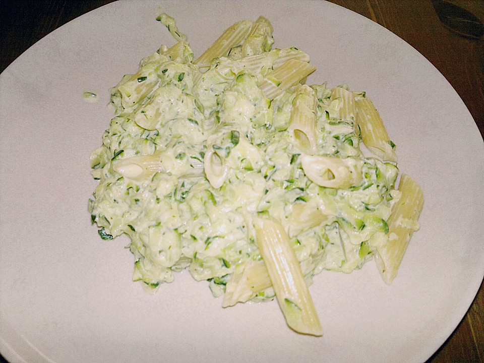 Penne mit Zucchini-Frischkäse-Soße von MaSchaMampfi | Chefkoch.de