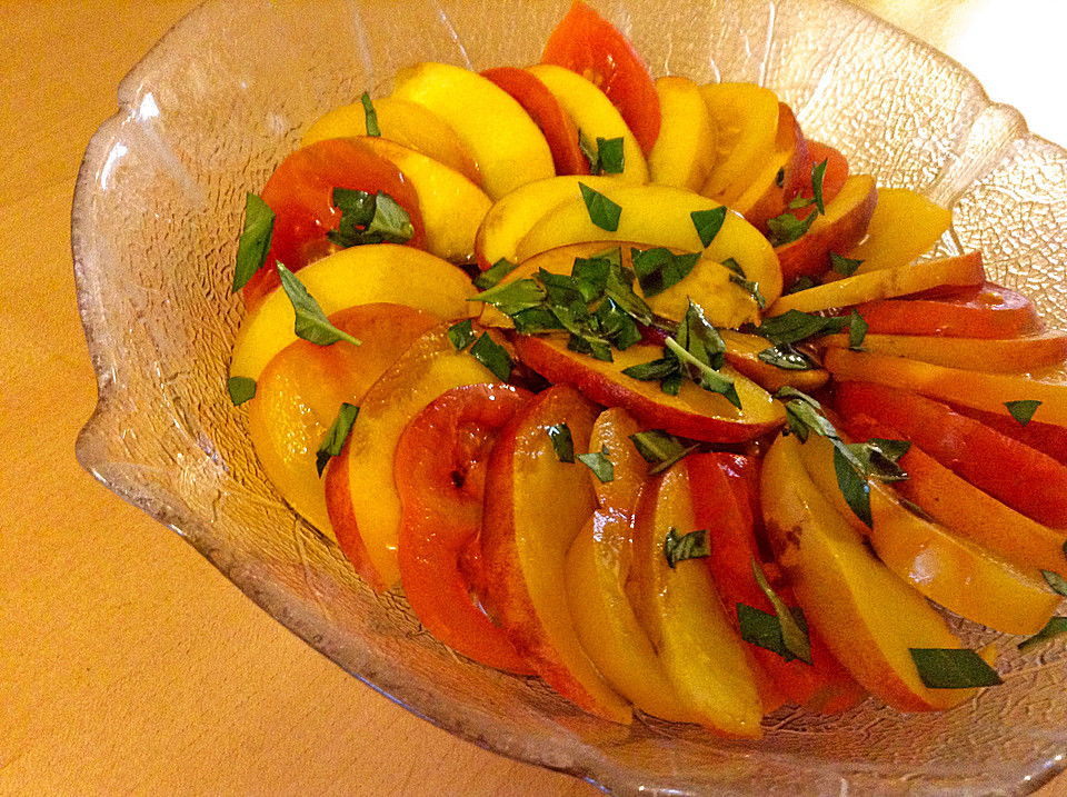 Pfirsich-Tomaten-Basilikum-Salat von pralinchen | Chefkoch.de