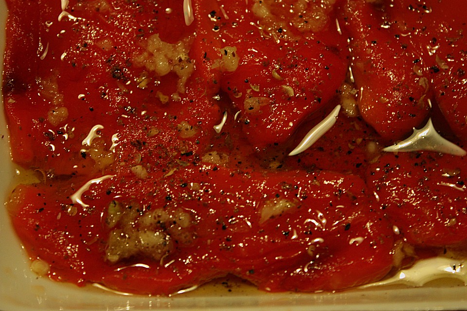 Rote Paprika, eingelegt in Olivenöl und Knoblauch von friaufeck ...