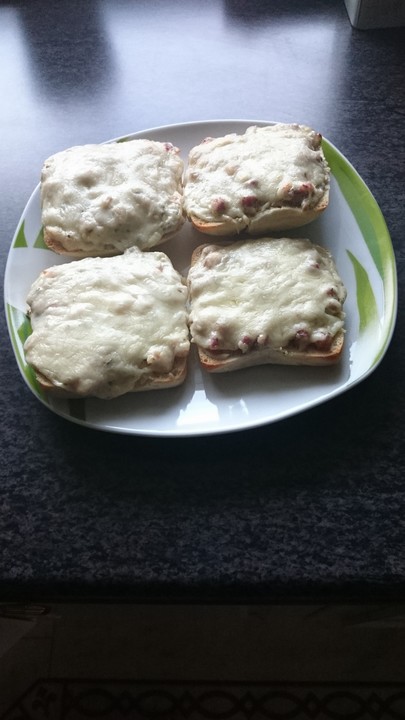 Überbackene Brötchen mit Käse-Salami-Aufstrich von Serenade1611 ...