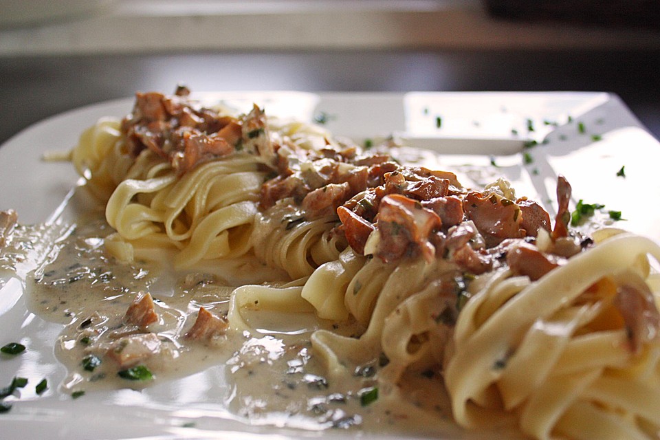 Pfifferlinge in Weißweinsauce auf Tagliatelle von talantyyr | Chefkoch.de