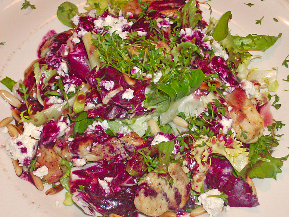 Blattsalate mit Hähnchenstreifen und cremigem Heidelbeerdressing von ...