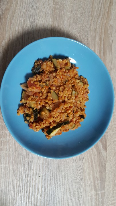 Exotische Gemüsepfanne mit roten Linsen, Zucchini, Tomaten und ...