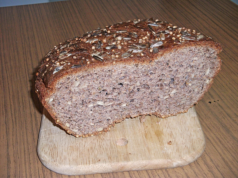 Roggen-Dinkel-Buchweizenbrot mit Walnüssen von Chesstanja | Chefkoch.de