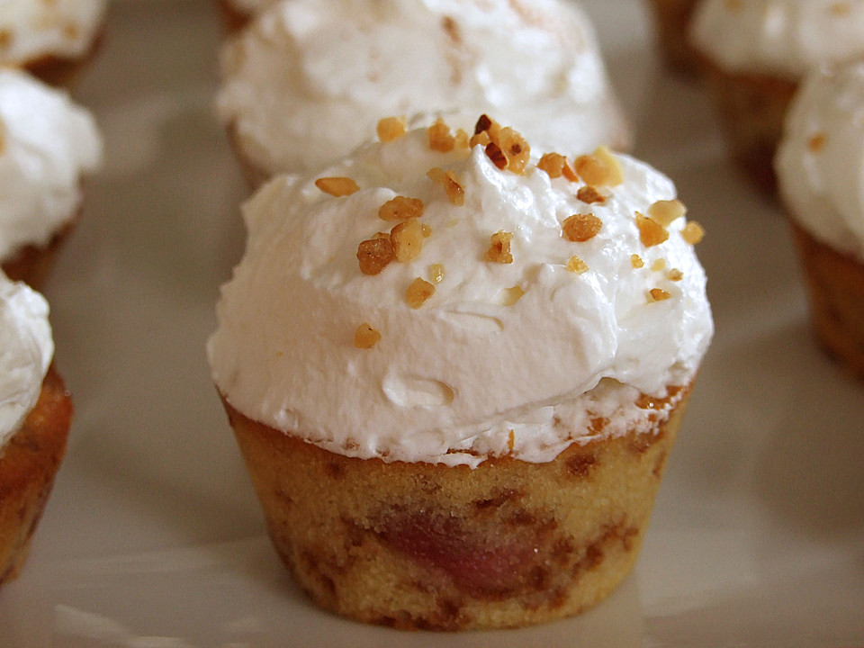 Eierlikör-Muffins mit Obst und Cremehäubchen von SchmackoFatz3 ...