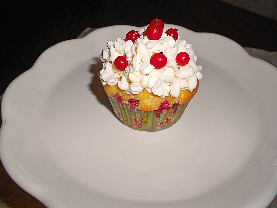 Eierlikör-Muffins mit Obst und Cremehäubchen von SchmackoFatz3 ...