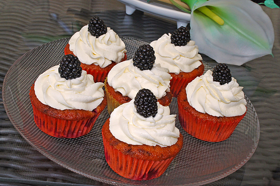Eierlikör-Muffins mit Obst und Cremehäubchen von SchmackoFatz3 ...