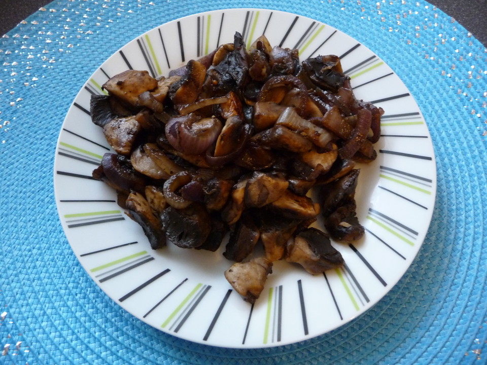Frische Champignons mit Zwiebeln gebraten von rosenmarilis | Chefkoch.de