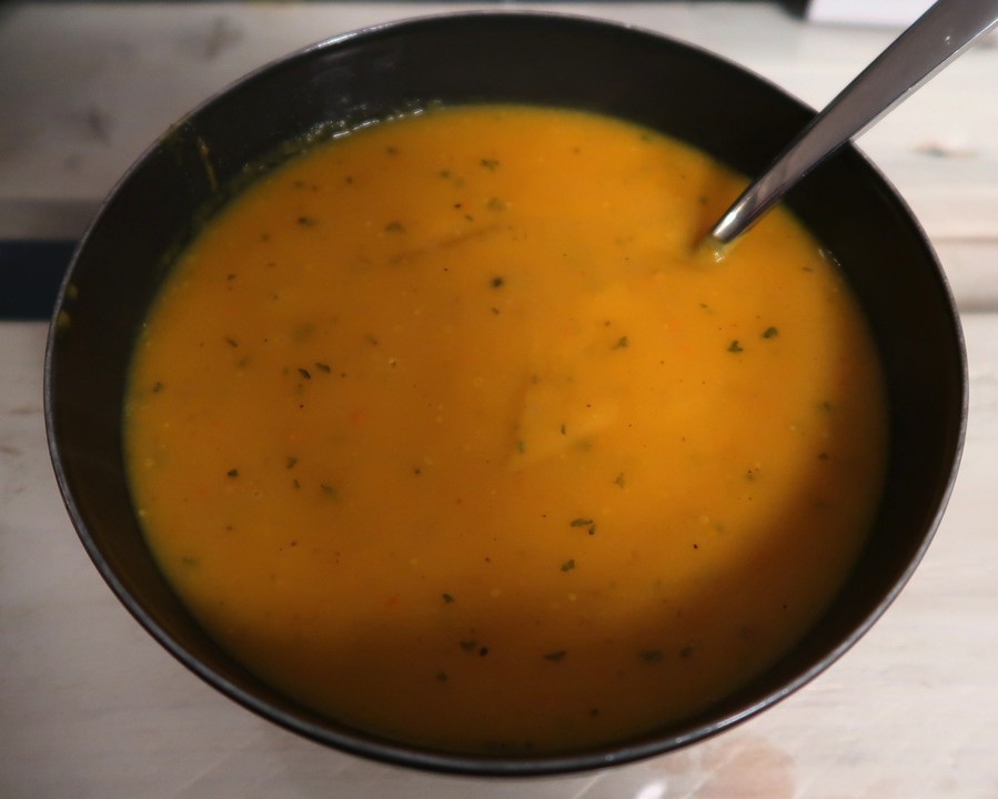 Cremige Kürbissuppe mit Äpfeln, Karotten und Kartoffeln von Miri1974 ...