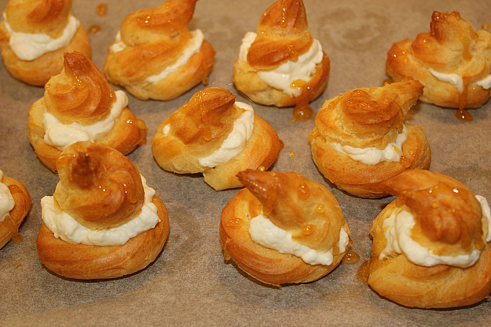 Mini Brandteigkrapferl / Windbeutel mit Vanillesahne und Karamellfäden ...