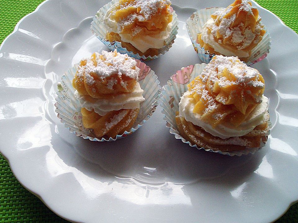 Mini Brandteigkrapferl / Windbeutel mit Vanillesahne und Karamellfäden ...
