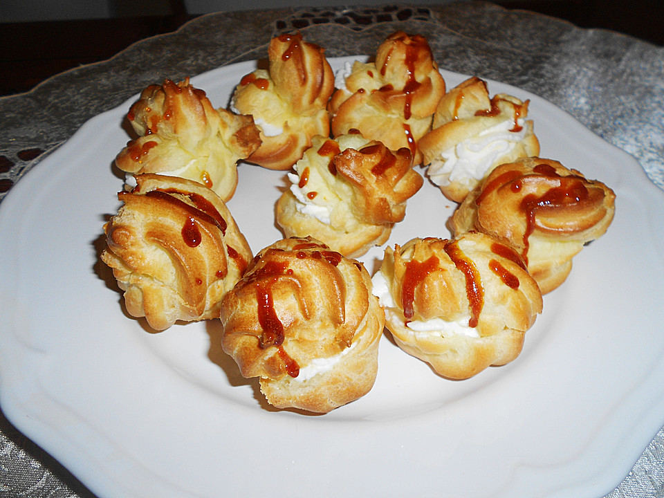 Mini Brandteigkrapferl / Windbeutel mit Vanillesahne und Karamellfäden ...