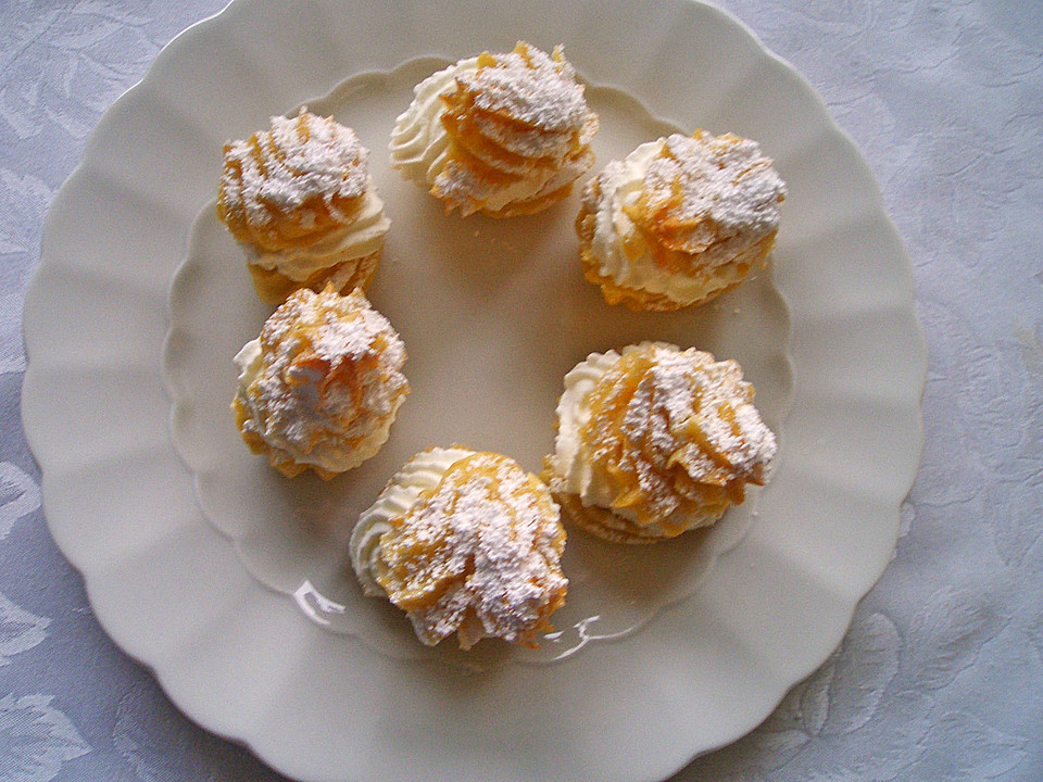 Mini Brandteigkrapferl / Windbeutel mit Vanillesahne und Karamellfäden ...