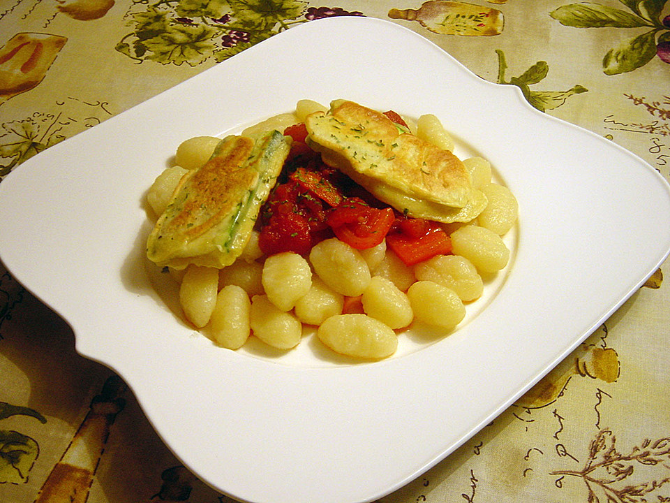 Gnocchi an Tomaten-Paprika-Gemüse mit Zucchini im Ausbackteig von ...