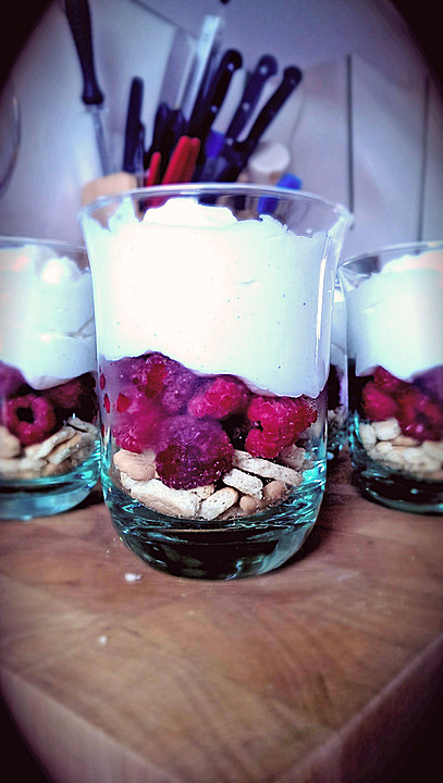 Quark-Beerendessert - Himbeeren, Quarkcreme und Butterkekse von ...