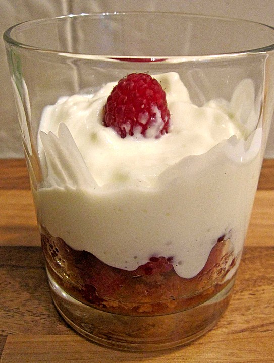 Quark-Beerendessert - Himbeeren, Quarkcreme und Butterkekse von ...