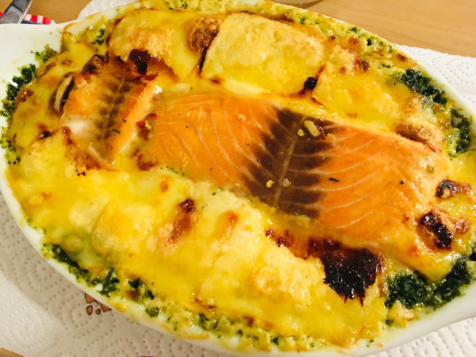 Süß-scharfer Lachs auf Spinat mit Sahnesauce und Honigkruste von ...