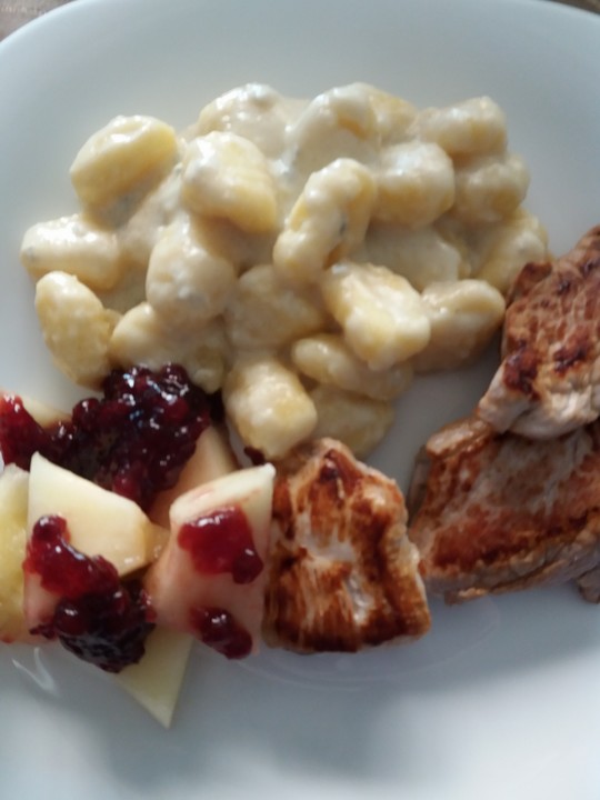 Schweinefilet-Gnocchi-Birnen-Preiselbeer-Brie-Gratin von Bullipilotin ...