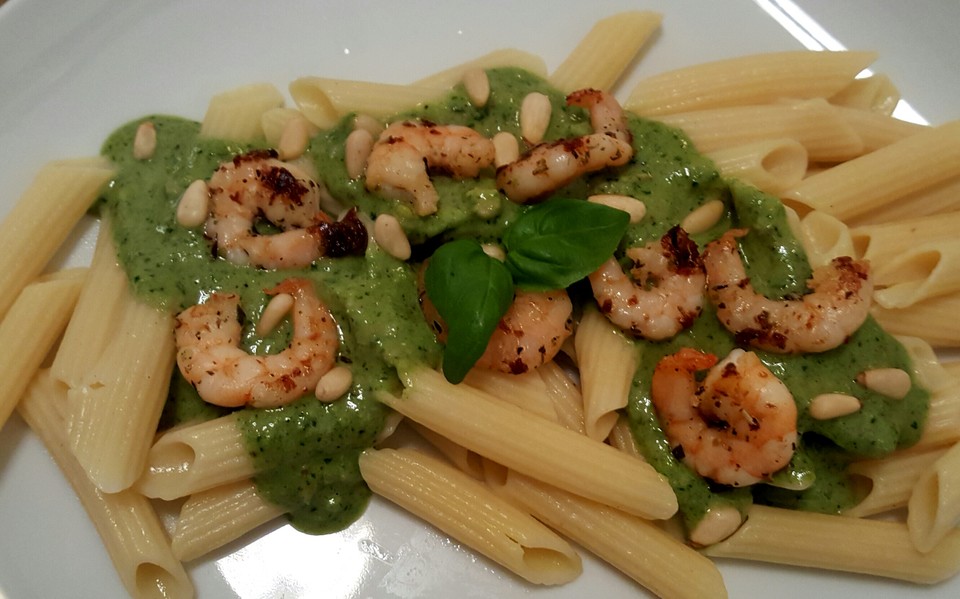 Nudeln mit grünem Pesto und gebratenen Shrimps von primaballerina111 ...