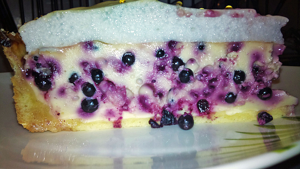 Aromatischer Käsekuchen mit Holunderbeeren und leichter Baiser-Schicht ...