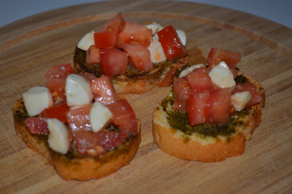 Crostini mit Rucolapesto und Tomaten-Mozzarella-Salat von feuervogel ...