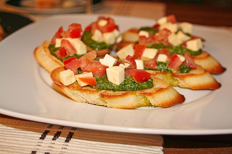 Crostini mit Rucolapesto und Tomaten-Mozzarella-Salat von feuervogel ...