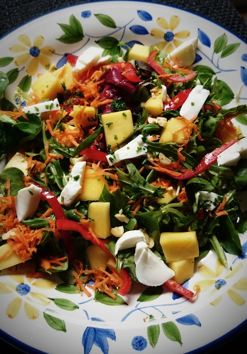 Exotischer Mango-Salat mit Paprika, Koriander und Erdnüssen | Chefkoch.de