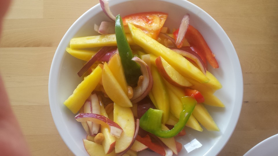 Exotischer Mango-Salat mit Paprika, Koriander und Erdnüssen | Chefkoch.de