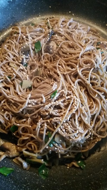 Soba-Nudeln mit Sesam und Sojasauce von Kissi | Chefkoch.de